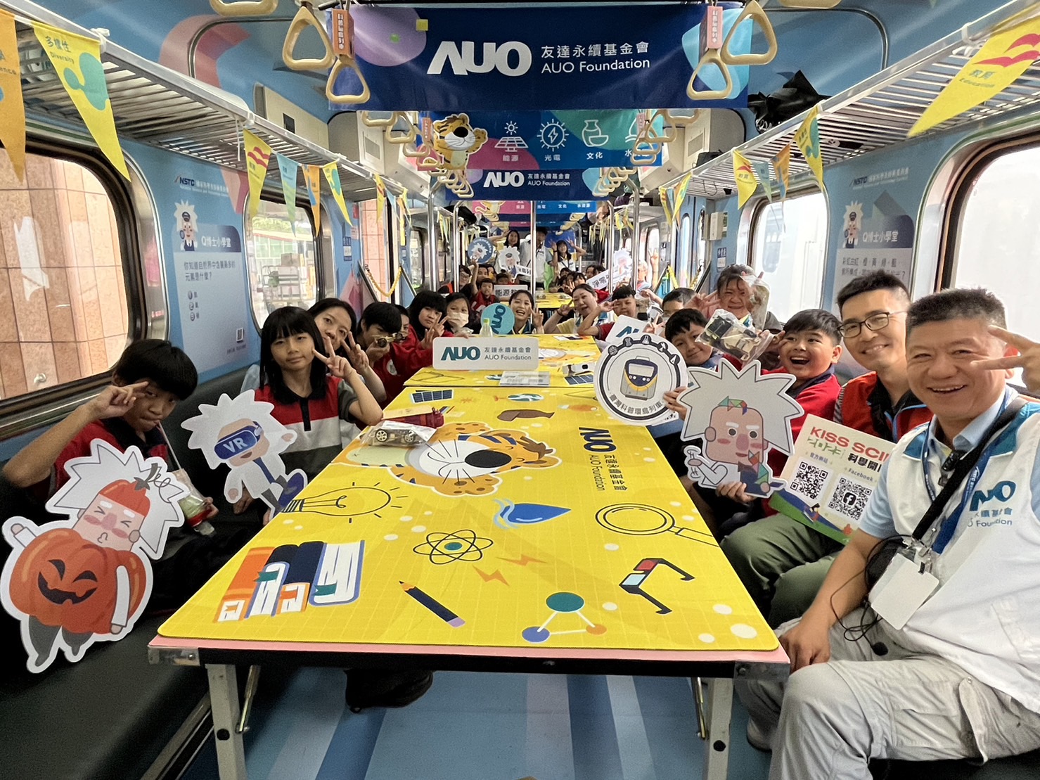 永續基金會參與「臺灣科普環島列車」，設計基礎科學車廂課程，以「淨零碳排和永續能源」為主題，讓學生透過創意實驗認識淨零知識，以及思考生活中的減碳行為