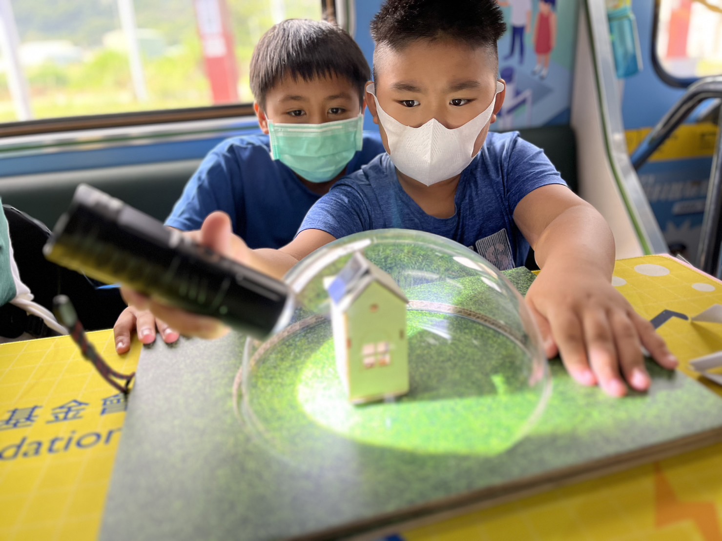參與基礎科學主題車廂，以STEAM教學精神，設計「逐日科學家」、「太陽能工程師」以及「淨零建築師」三大能源科普課程和實驗