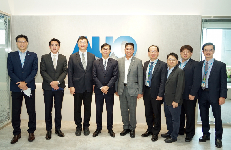 光電前進亞灣成立「AUO解決方案研發中心」，作為多元場域解決方案研發及試驗場域（圖中左為高雄市長陳其邁、圖中右為光電董事長彭双浪）